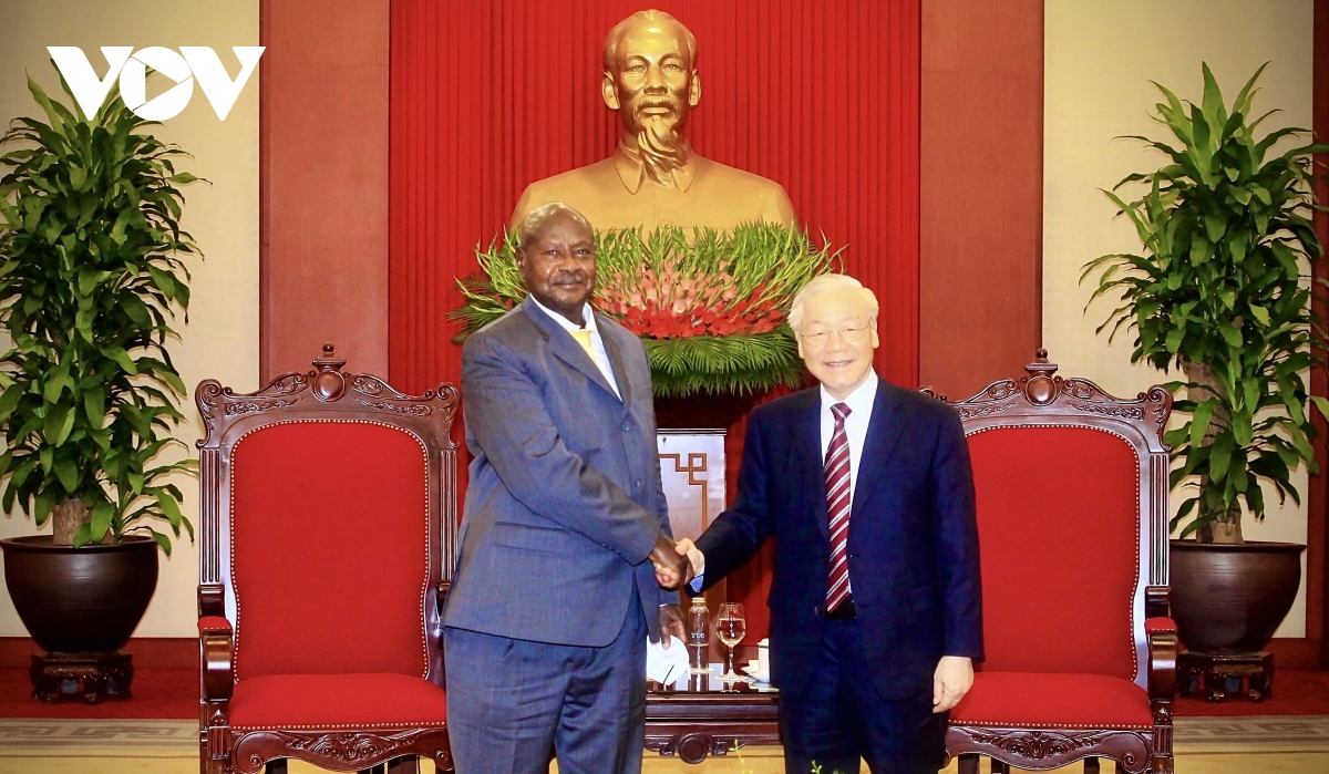 Party leader welcomes Ugandan President in Hanoi